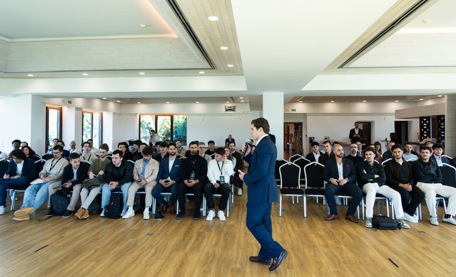 Um elemento da equipa a apresentar a uma sala cheia