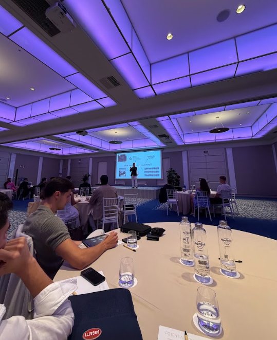 Apresentação numa sala de formação, com participantes sentados às mesas